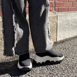 キュートさもありながら、シックな大人カジュアルなアイテムも揃う「スナイデル」の黒の靴で足元を引き締めて。「厚底スニーカーは本当に歩きやすいんです！ ボリューム感のあるデザインが、着こなしにほどよいカジュアルさを出してくれます」