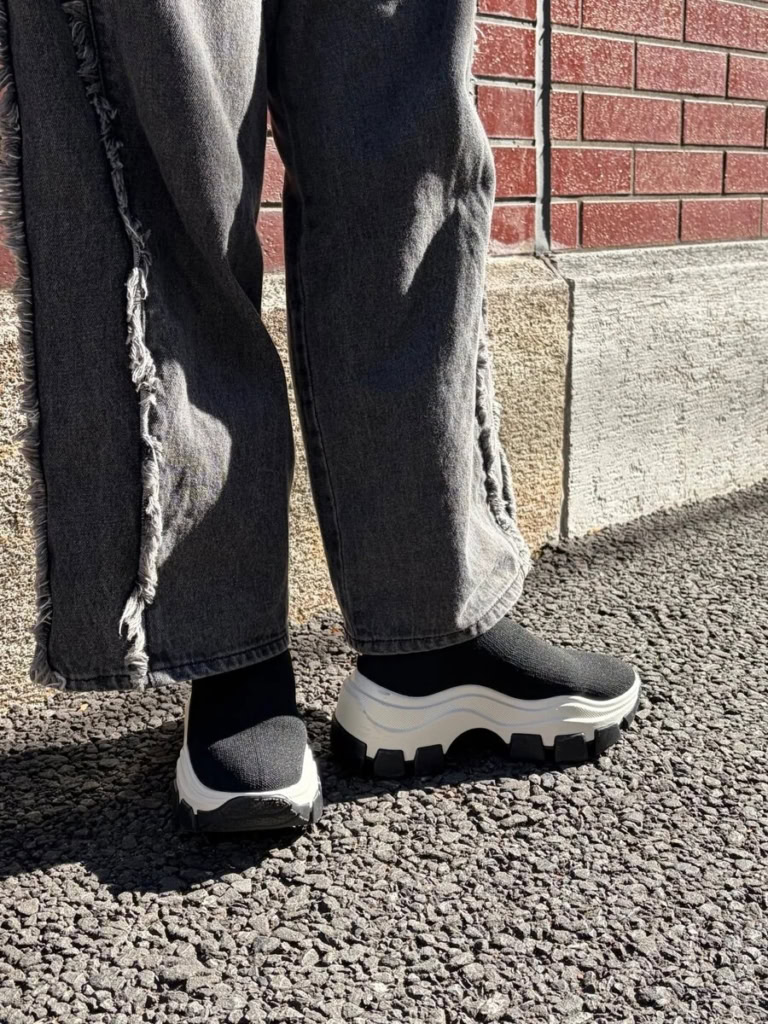 キュートさもありながら、シックな大人カジュアルなアイテムも揃う「スナイデル」の黒の靴で足元を引き締めて。「厚底スニーカーは本当に歩きやすいんです! ボリューム感のあるデザインが、着こなしにほどよいカジュアルさを出してくれます」