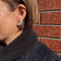 トレンド感のあるアイテムを提案する「モン カビネ」のパールピアスをチョイス。「カジュアルをきれいめにランクアップさせたくて、耳元にはパールを合わせて華やかさを出しました。3粒並んだデザインがかわいくて、一目ぼれでした」