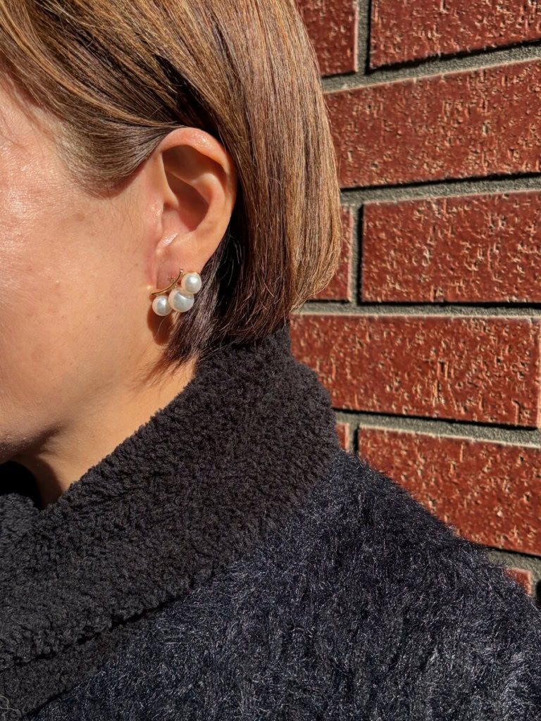 トレンド感のあるアイテムを提案する「モン カビネ」のパールピアスをチョイス。「カジュアルをきれいめにランクアップさせたくて、耳元にはパールを合わせて華やかさを出しました。3粒並んだデザインがかわいくて、一目ぼれでした」
