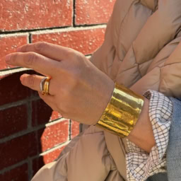 大好きな「ハグオーワー」で購入したという「アクセサリーマウ」のゴツめのゴールドバングルは、装いにほどよい存在感を添えています。「バングルには結婚指輪と、息子の誕生石であるシトリンの指輪を合わせています。華奢なアクセサリーだと埋もれてしまうところを、しっかりと支えてくれるので、どんなスタイルにも馴染みやすく、日常のアイテムとして愛用しています」