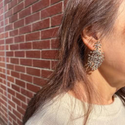 「グロッセ」の大ぶりイヤリングで、顔周りを華やかに。「シンプルな装いには、さりげなく格上げしてくれる上品なアクセサリーをつけることが多いですね」