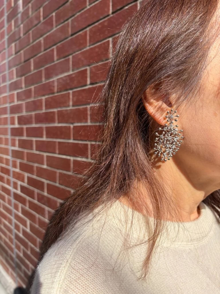 「グロッセ」の大ぶりイヤリングで、顔周りを華やかに。「シンプルな装いには、さりげなく格上げしてくれる上品なアクセサリーをつけることが多いですね」