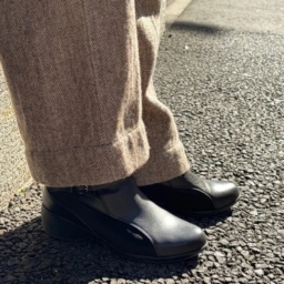 足元は「fitfit」のブラックショートブーツで引き締め。「とても履きやすいので、直しながら大事に使っています。フラットで歩きやすく、パンツやスカートなど、どんなスタイルにも合わせやすいんです。長時間歩いても疲れにくいので、ついこれを選んでしまいますね」