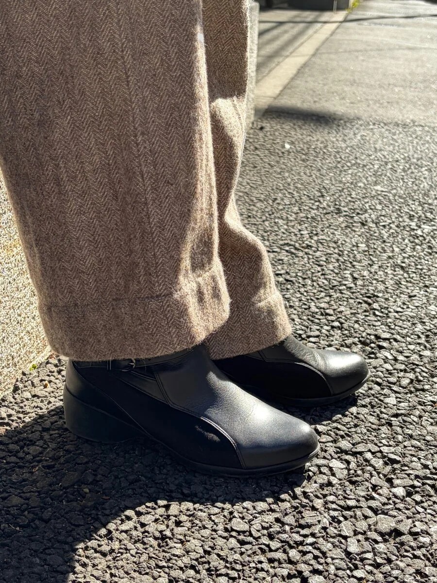 足元は「fitfit」のブラックショートブーツで引き締め。「とても履きやすいので、直しながら大事に使っています。フラットで歩きやすく、パンツやスカートなど、どんなスタイルにも合わせやすいんです。長時間歩いても疲れにくいので、ついこれを選んでしまいますね」