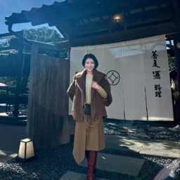 Coat … MAX MARA、Knit … Drawing Numbers、Skirt … Antigravite、Boots … Dior、Bag … LOUIS VUITTON