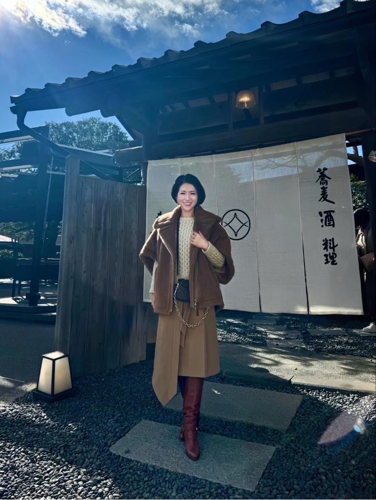 Coat … MAX MARA、Knit … Drawing Numbers、Skirt … Antigravite、Boots … Dior、Bag … LOUIS VUITTON