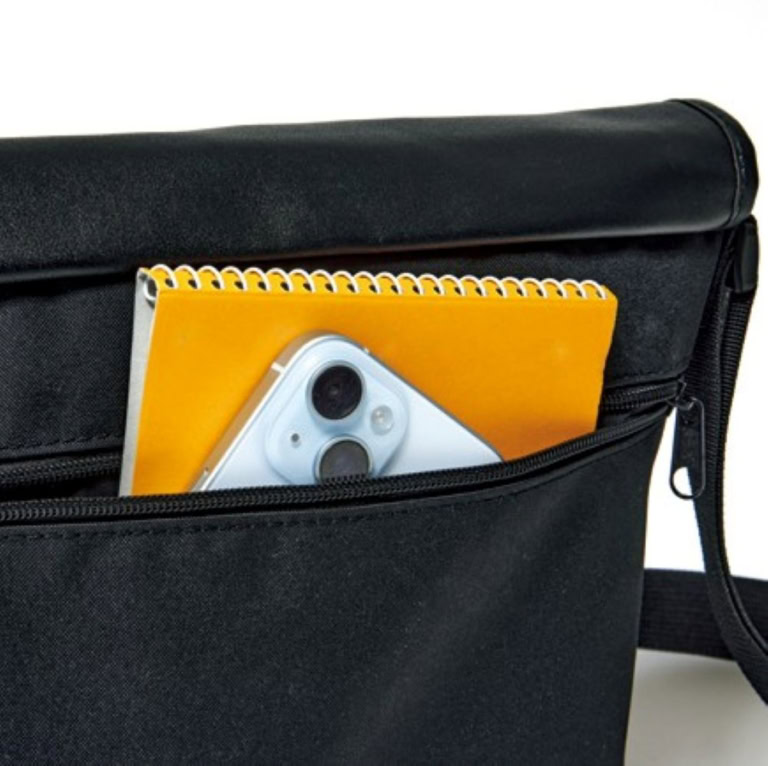 スマホなどよく使うものは、ファスナー付きの背面ポケットへ