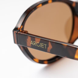 『素敵なあの人』2026年5月号特別付録は「ARGIET」コラボの「グラスコードつき偏光サングラス」