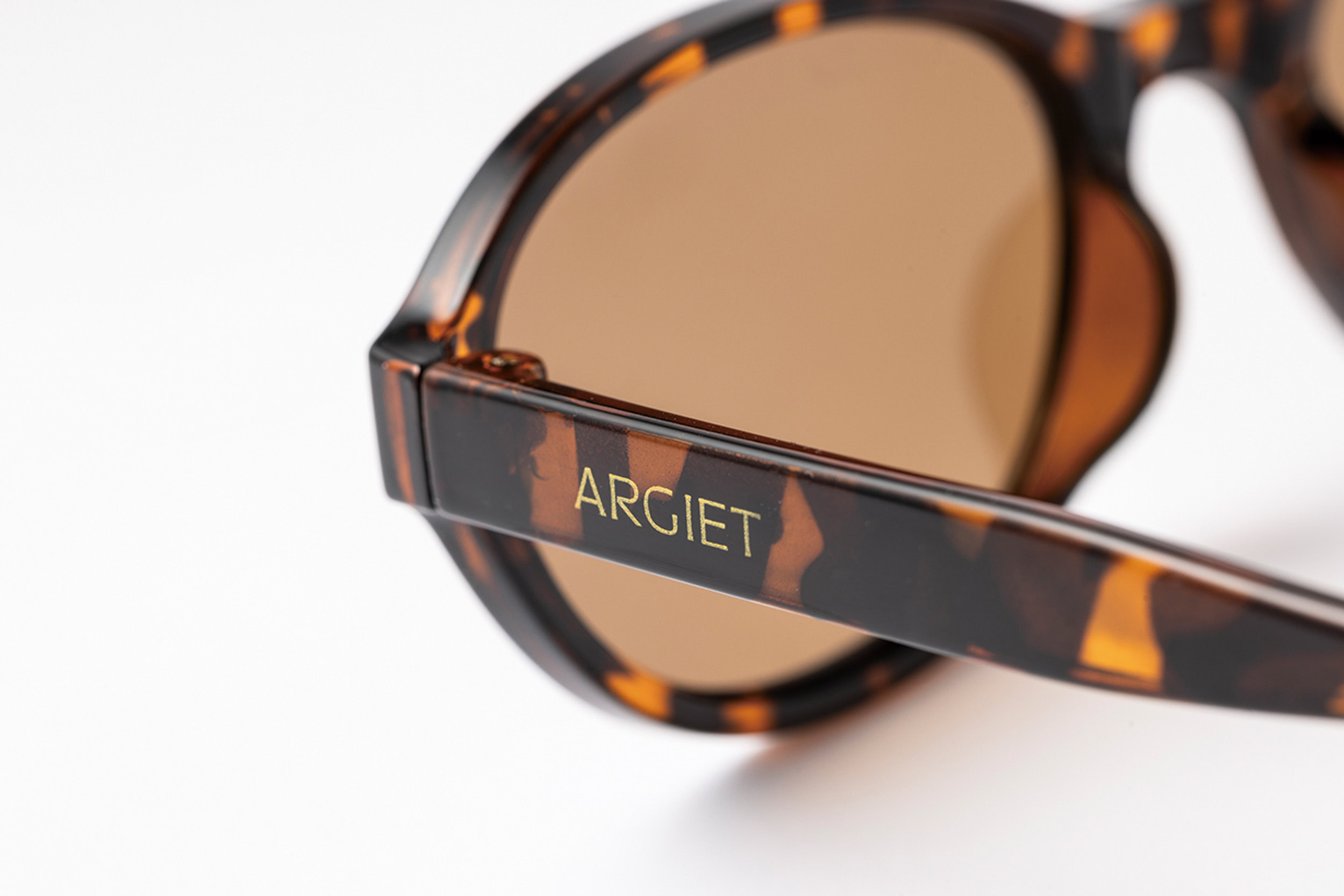 『素敵なあの人』2026年5月号特別付録は「ARGIET」コラボの「グラスコードつき偏光サングラス」