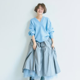 ニット¥57,200／アドーア、スカート¥121,000／カオス（Chaos GINZA SIX）、ピアス¥25,300、チョーカー¥44,000、ブレスレット¥29,700／すべてウノアエレシルバーコレクション（ウノアエレ ジャパン）、靴¥201,300／ピエールアルディ（ピエール アルディ 東京）