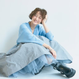 ニット¥57,200／アドーア、スカート¥121,000／カオス（Chaos GINZA SIX）、ピアス¥25,300、チョーカー¥44,000、ブレスレット¥29,700／すべてウノアエレシルバーコレクション（ウノアエレ ジャパン）、靴¥201,300／ピエールアルディ（ピエール アルディ 東京）