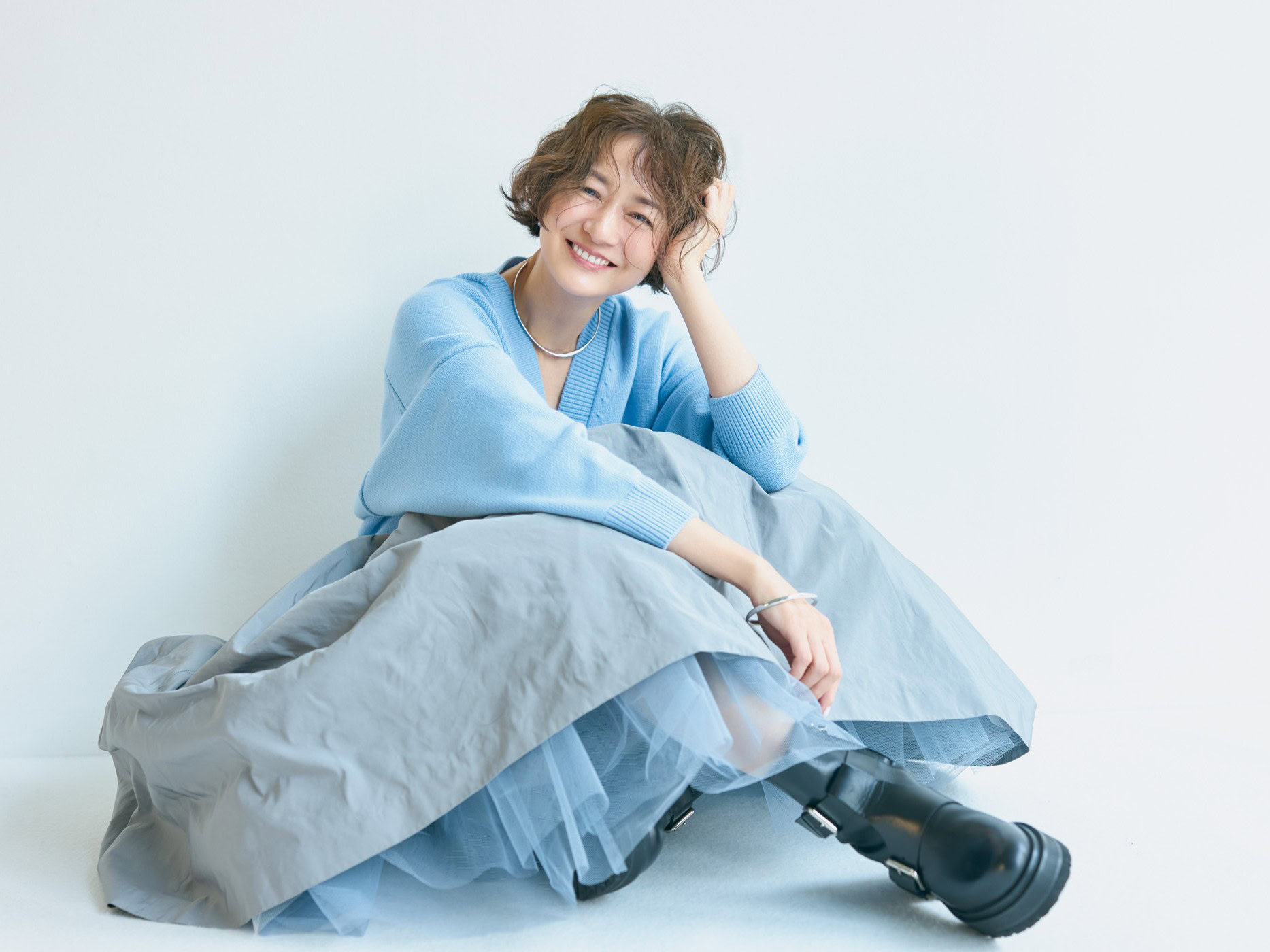 ニット¥57,200／アドーア、スカート¥121,000／カオス（Chaos GINZA SIX）、ピアス¥25,300、チョーカー¥44,000、ブレスレット¥29,700／すべてウノアエレシルバーコレクション（ウノアエレ ジャパン）、靴¥201,300／ピエールアルディ（ピエール アルディ 東京）