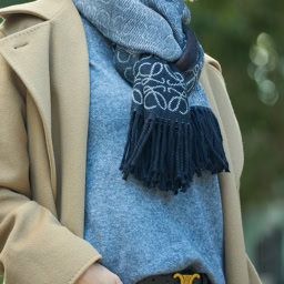 「『ロエベ』の柄物ストールや『セリーヌ』のベルトなど小物使いでメリハリを。存在感のあるゴールドのバックルのおかげでウエストが締まって見え、ワイドタイプももたつきません」