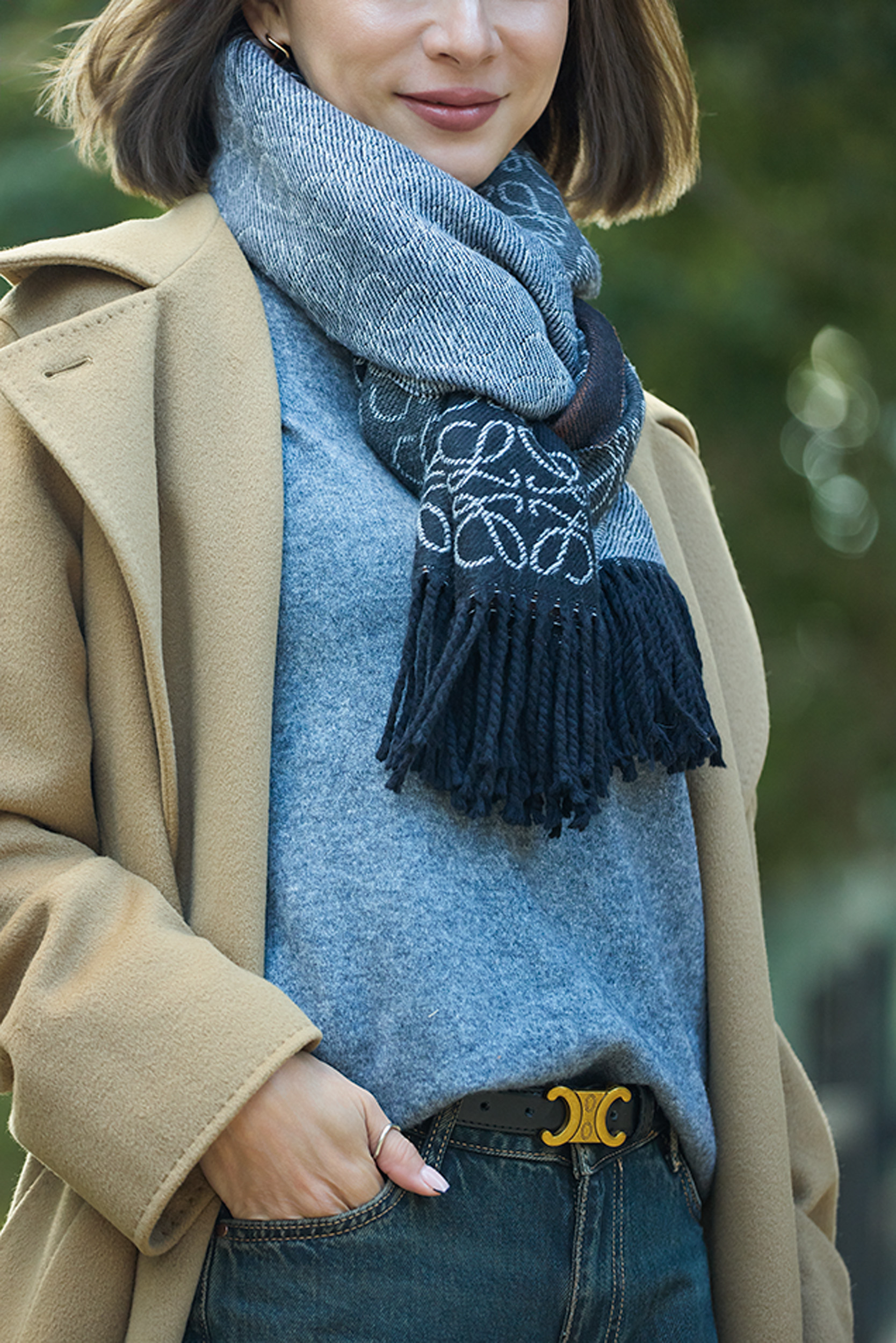 「『ロエベ』の柄物ストールや『セリーヌ』のベルトなど小物使いでメリハリを。存在感のあるゴールドのバックルのおかげでウエストが締まって見え、ワイドタイプももたつきません」