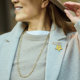 「気軽にはきやすいブルーデニムには、パッと華やかになるようにゴールド系アクセサリーを合わせて。『AuntieRosaHoliday.』のハットで、デニムファッションを格上げしました」