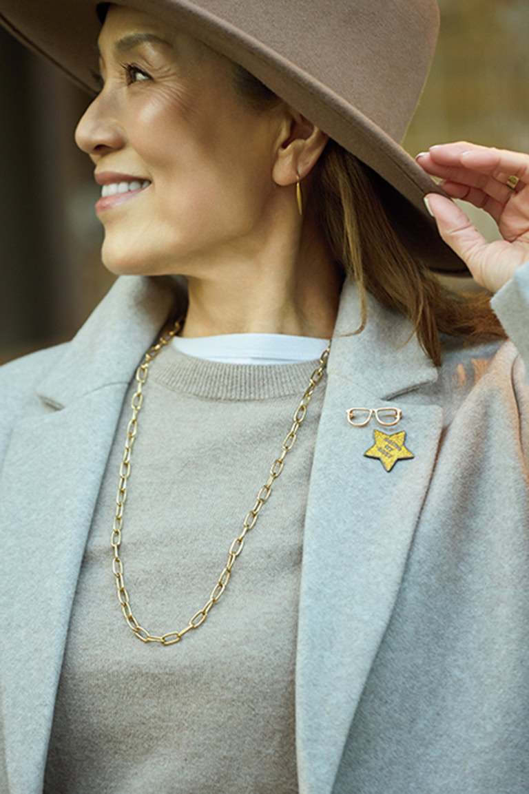 「気軽にはきやすいブルーデニムには、パッと華やかになるようにゴールド系アクセサリーを合わせて。『AuntieRosaHoliday.』のハットで、デニムファッションを格上げしました」