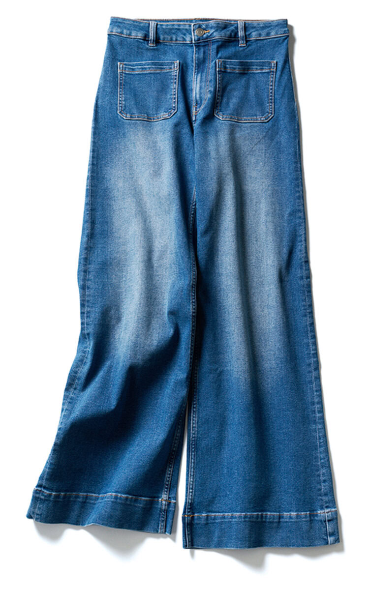 ワイドなブーツカットでストレッチ入りだから、はき心地楽らく。おなかが出ない股上深めも嬉しい。デニムパンツ¥3,999／H＆M（H&M カスタマーサービス）