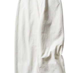 カジュアルなバレルレッグも、ベージュのステッチを効かせた白なら大人シックに。デニムパンツ¥15,400／ラングラー（エドウイン・カスタマーサービス）