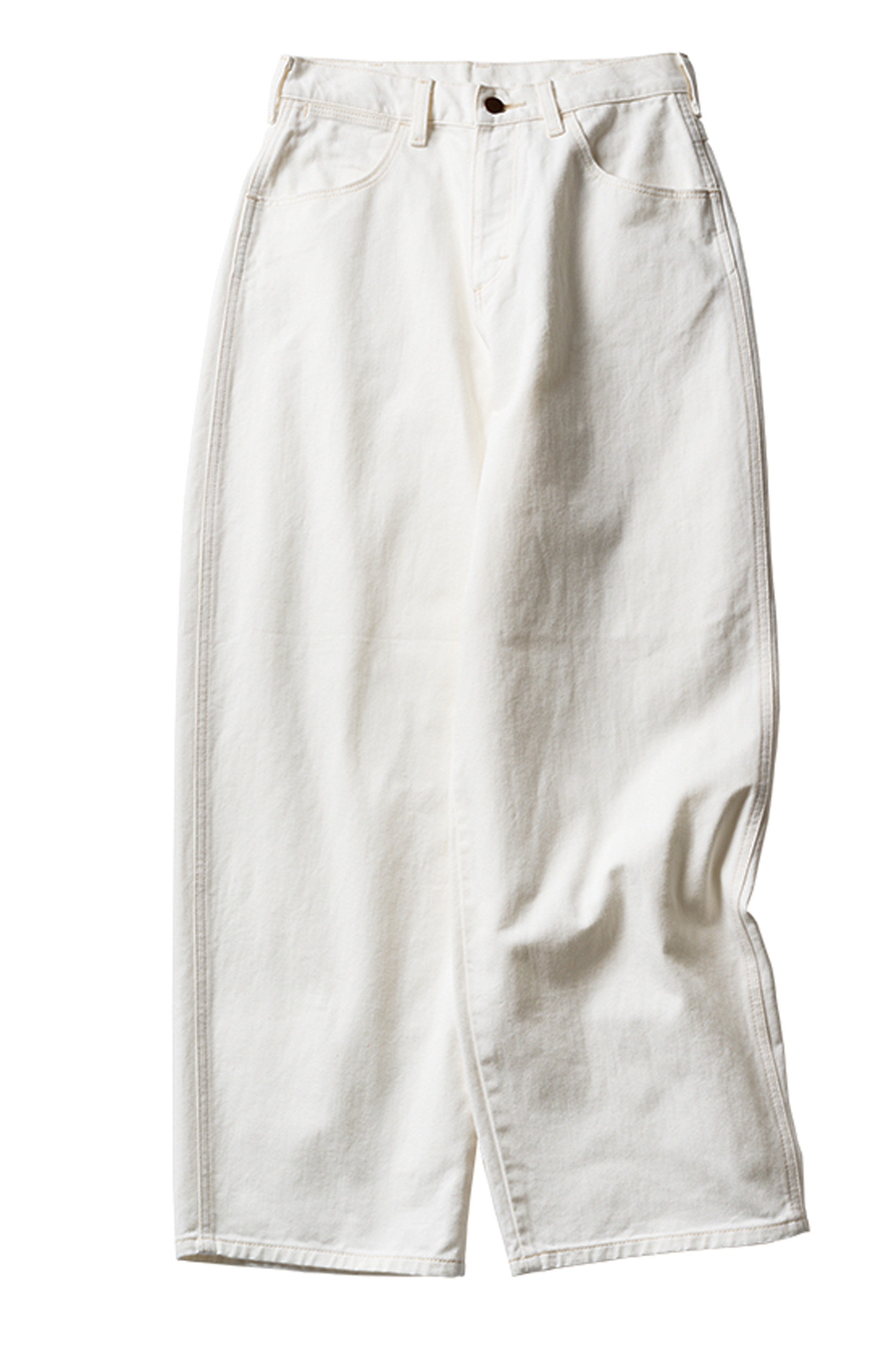 カジュアルなバレルレッグも、ベージュのステッチを効かせた白なら大人シックに。デニムパンツ¥15,400／ラングラー（エドウイン・カスタマーサービス）