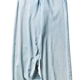 持った瞬間驚くのが軽さ。さらにはストレッチ生地で疲れにくく、ストンと落ち感がいいのでワイドでもすっきり。デニムパンツ¥10,989／ドゥクラッセ