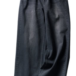 はき込んだようなヒゲ加工や色落ちで、ちょうどいいこなれ感。引き締め効果が高いブラックも◎。デニムパンツ¥16,500／ヘルシーデニム（ゲストリスト）