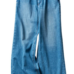 膝から裾に向かって広がるシルエットで、こなれた着こなしが満喫できるバギーフレアタイプ。ヴィンテージ風加工もクール！ デニムパンツ¥2,990／ジーユー