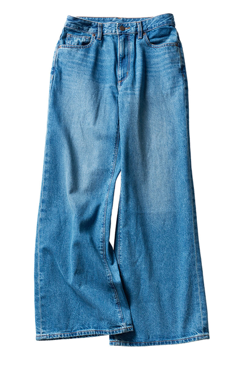 膝から裾に向かって広がるシルエットで、こなれた着こなしが満喫できるバギーフレアタイプ。ヴィンテージ風加工もクール! デニムパンツ¥2,990/ジーユー