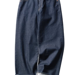 シルエットはルーズなストレート。大人っぽくはけるワンウォッシュタイプです。デニムパンツ¥12,980／サムシング（エドウイン・カスタマーサービス）
