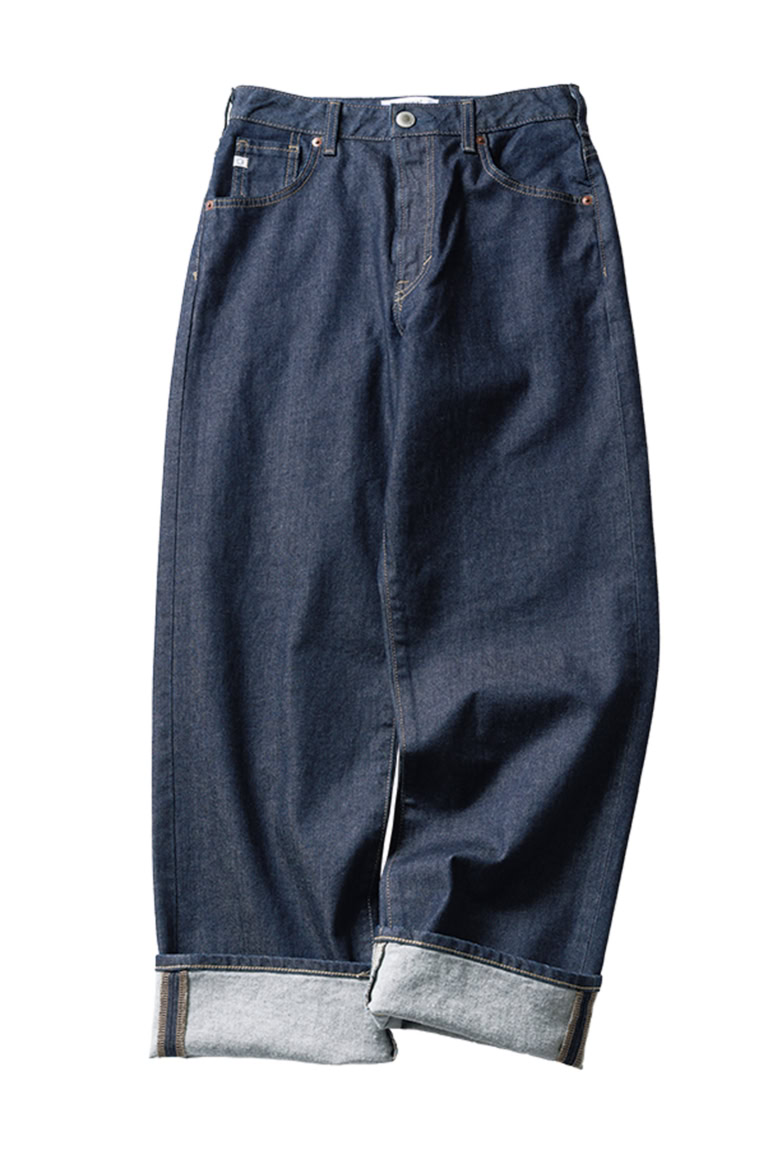 シルエットはルーズなストレート。大人っぽくはけるワンウォッシュタイプです。デニムパンツ¥12,980/サムシング(エドウイン・カスタマーサービス)