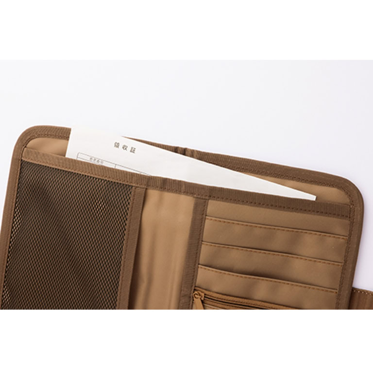 ワイドな背面ポケット