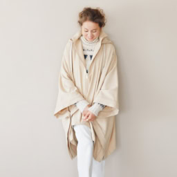 マント¥394,900、ニット¥139,700、パンツ¥130,900 ／すべてイレブンティ（三喜商事）、ピアス¥396,000、リング（人さし指）各¥350,900、リング（ 薬指）¥495,000 ／すべてジョージ ジェンセン（ジョージ ジェンセン ジャパン）、シューズ¥130,900 ／セルジオ ロッシ（セルジオ ロッシ ジャパン カスタマーサービス）