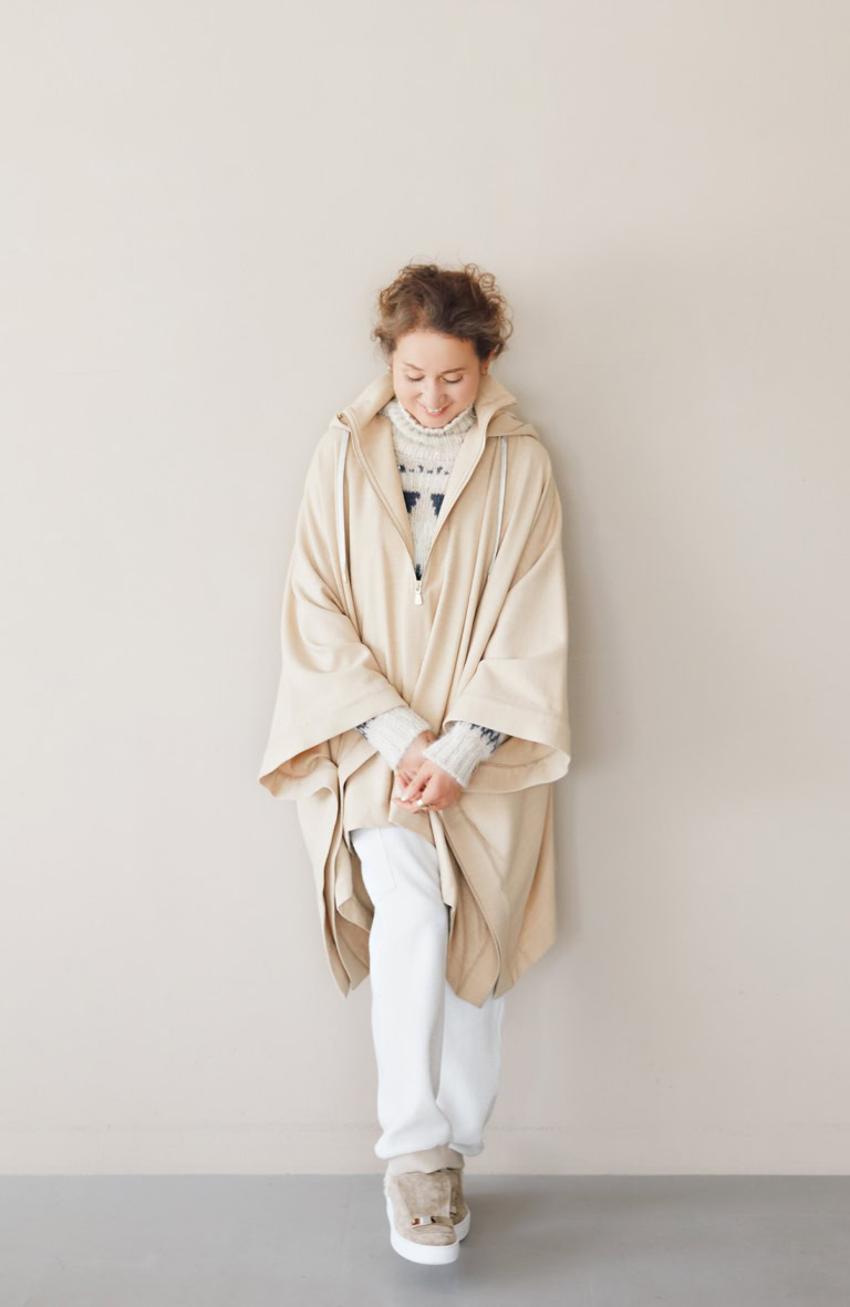 マント¥394,900、ニット¥139,700、パンツ¥130,900 /すべてイレブンティ(三喜商事)、ピアス¥396,000、リング(人さし指)各¥350,900、リング( 薬指)¥495,000 /すべてジョージ ジェンセン(ジョージ ジェンセン ジャパン)、シューズ¥130,900 /セルジオ ロッシ(セルジオ ロッシ ジャパン カスタマーサービス)