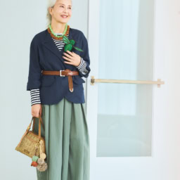 ジャケット¥46,200／ハリス×ケイコ オカモト、カットソー¥13,200／ハリス、パンツ¥38,500／ラプレ（すべて金万）、ベルト¥33,000／J＆M デヴィッドソン（J&M デヴィッドソン カスタマーサービス）、バッグ¥53,900、チャーム（右）¥13,200、チャーム（左）¥17,600／すべてジャンニ キアリーニ（ジャンニ キアリーニ 銀座店）、ブローチ¥25,740／メルセデス・サラザール、ネックレス各¥20,020／マイケル・ナッシュ・ジュエリー（すべてズットホリック）、靴下（3足セット）¥990／ユニクロ、靴¥21,450／ダイアナ（ダイアナ 銀座本店）