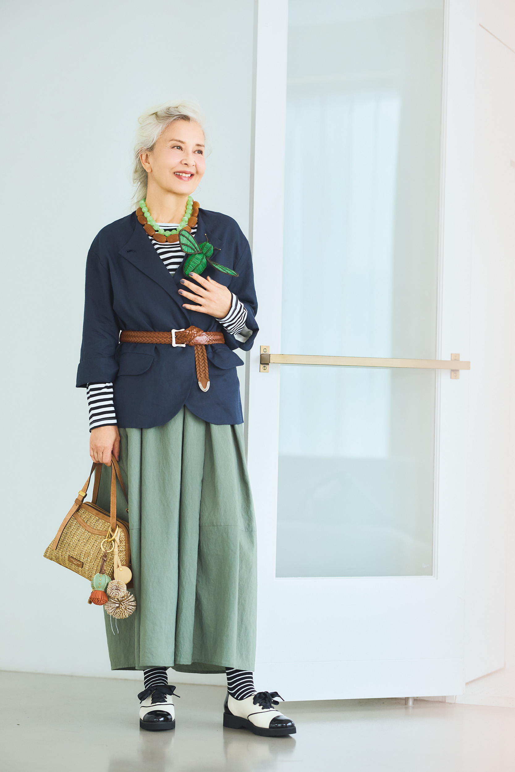 ジャケット¥46,200／ハリス×ケイコ オカモト、カットソー¥13,200／ハリス、パンツ¥38,500／ラプレ（すべて金万）、ベルト¥33,000／J＆M デヴィッドソン（J&M デヴィッドソン カスタマーサービス）、バッグ¥53,900、チャーム（右）¥13,200、チャーム（左）¥17,600／すべてジャンニ キアリーニ（ジャンニ キアリーニ 銀座店）、ブローチ¥25,740／メルセデス・サラザール、ネックレス各¥20,020／マイケル・ナッシュ・ジュエリー（すべてズットホリック）、靴下（3足セット）¥990／ユニクロ、靴¥21,450／ダイアナ（ダイアナ 銀座本店）