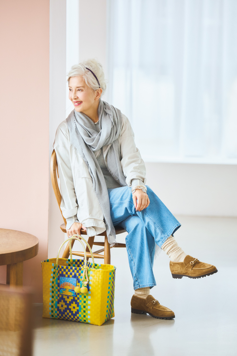 ブルゾン¥38,500/ラプレ、ニット¥16,500、デニム¥20,900/ともにハリス(すべて金万)、ストール¥49,500/ファリエロ サルティ(八木通商)、ハート型ブレスレット¥85,800、シルバーブレスレット¥70,840、リング¥51,700/すべてバルブス、カチューシャ¥12,100/ジェニファー・ウォーレット、ネックレス¥294,140/プチ・モーメント、バッグ¥43,560/メルセデス・サラザール(すべてズットホリック)、靴下¥590/ユニクロ、靴¥21,450/ダイアナ ウエルフィット(ダイアナ 銀座本店)