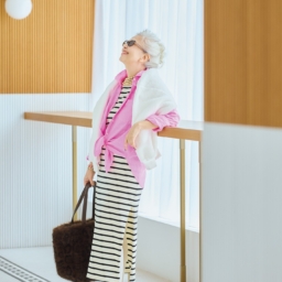 シャツ¥11,900、ワンピース¥9,990、肩にかけたプルオーバー¥9,990、バッグ¥7,990／すべてギャップ、サングラス¥6,600／ハリス（金万）、ネックレス¥37,180、ブレスレット（セット）¥31,240／ともにマイケル・ナッシュ・ジュエリー（ズットホリック）、靴¥17,600／ダイアナ（ダイアナ 銀座本店）、レギンス／スタイリスト 私物