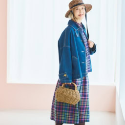 デニムジャケット¥46,200、シャツ¥29,700、スカート¥33,000／すべてトラディショナルウェザーウェア（トラディショナル ウェザーウェア 渋谷店）、帽子¥56,100／ヘレンカミンスキー（ヘレンカミンスキー GINZA SIX店）、バッグ¥13,200／ハリス（金万）、ブーツ（2月下旬発売予定）¥33,000／エーグル（エーグルカスタマーサービス