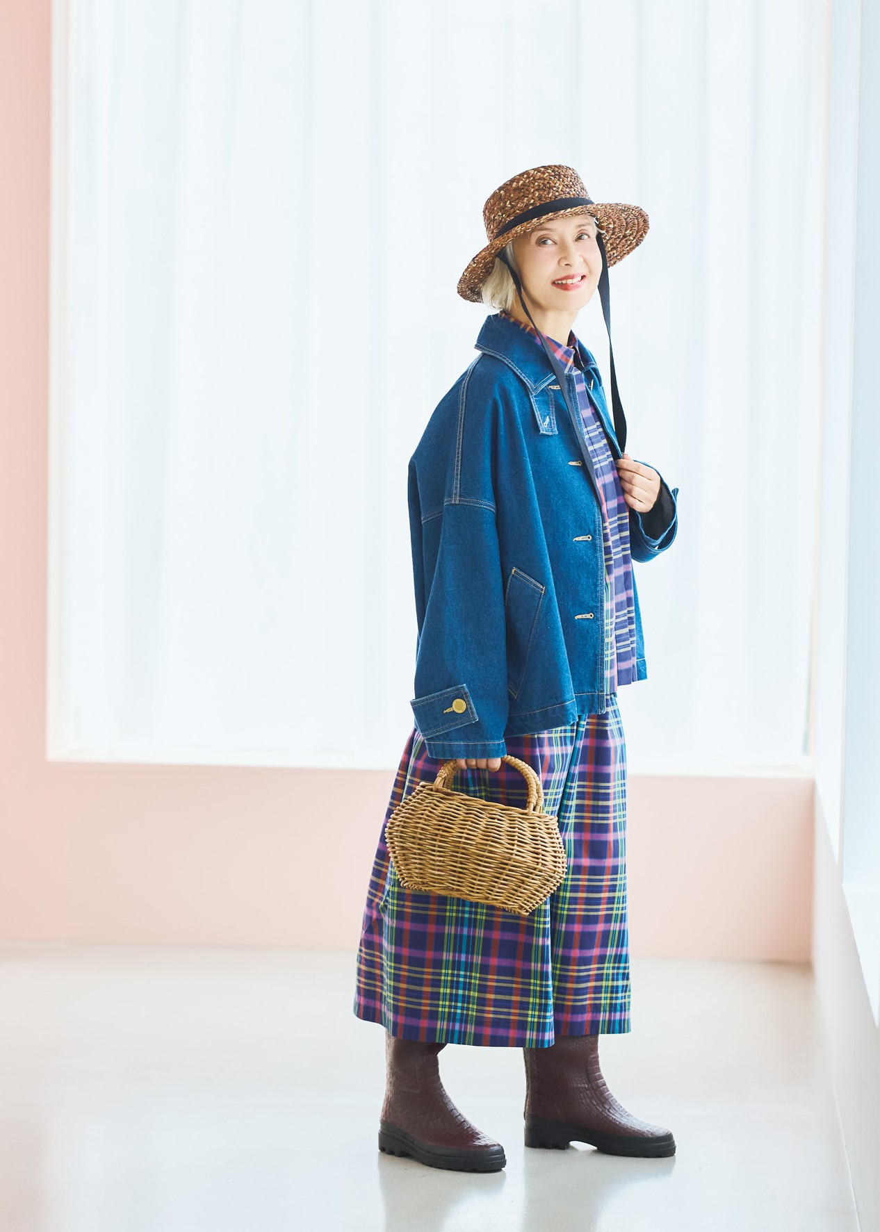 デニムジャケット¥46,200、シャツ¥29,700、スカート¥33,000／すべてトラディショナルウェザーウェア（トラディショナル ウェザーウェア 渋谷店）、帽子¥56,100／ヘレンカミンスキー（ヘレンカミンスキー GINZA SIX店）、バッグ¥13,200／ハリス（金万）、ブーツ（2月下旬発売予定）¥33,000／エーグル（エーグルカスタマーサービス