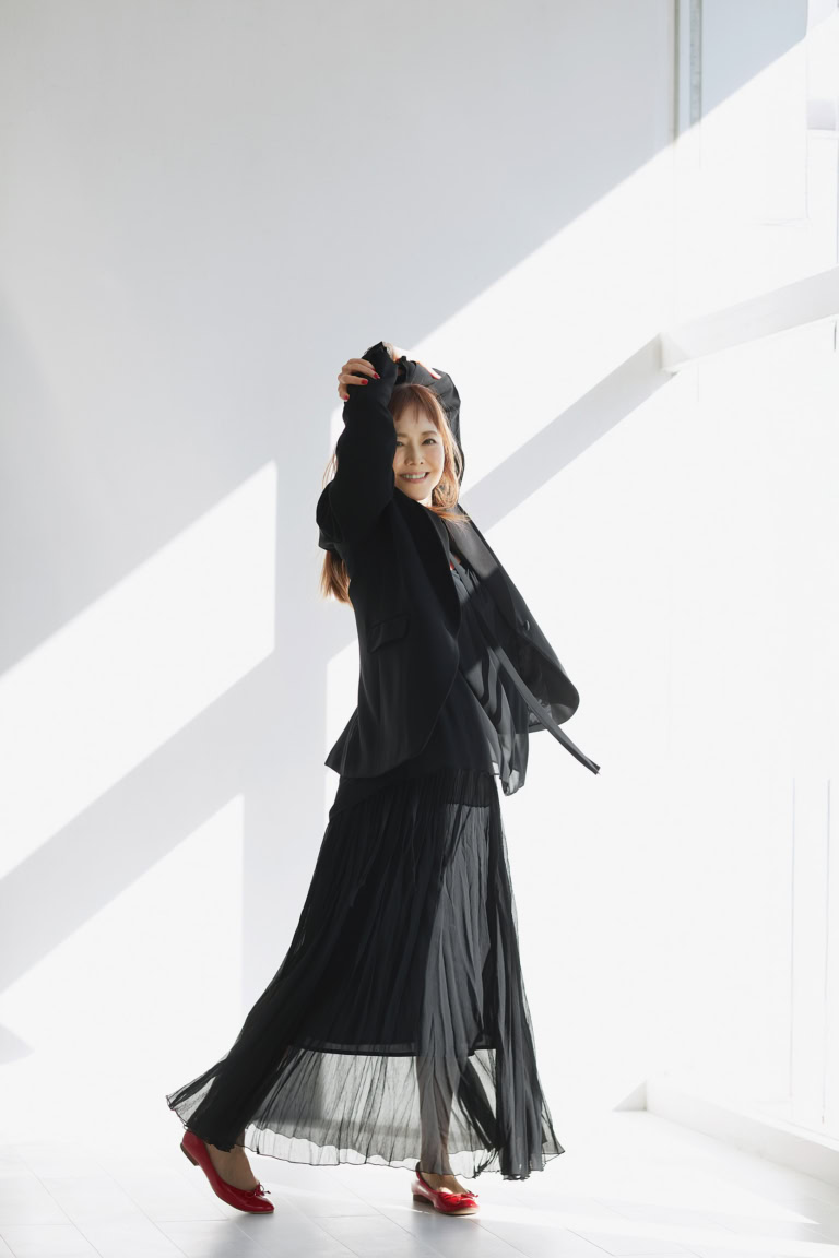 シングルジャケット¥137,500、プリーツフリルカラーブラウス¥41,000、プリーツスカート¥47,300 /すべてリュンヌ(ラトリエ・エム)、バレエシューズ¥12,100 /ファルファーレ(クロシェ)