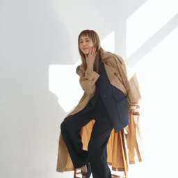 トレンチコート¥163,900 ／エルマンノ フィレンツェ（ウールン商会）、べスト¥55,000 ／グリード インターナショナル、スリーブレスシャツ¥13,200 ／チノ（モールド）、パンツ¥48,400 ／リュンヌ（ ラトリエ・エム）、サンダル¥22,000 ／ノーネーム（ストックマン）