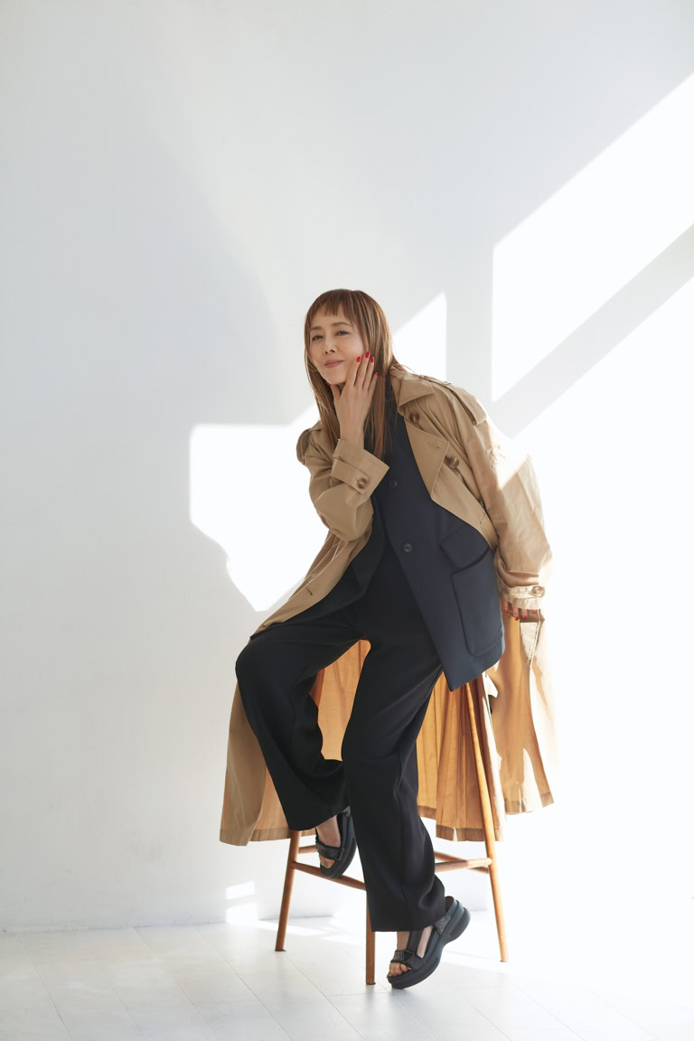 トレンチコート¥163,900 /エルマンノ フィレンツェ(ウールン商会)、べスト¥55,000 /グリード インターナショナル、スリーブレスシャツ¥13,200 /チノ(モールド)、パンツ¥48,400 /リュンヌ( ラトリエ・エム)、サンダル¥22,000 /ノーネーム(ストックマン)