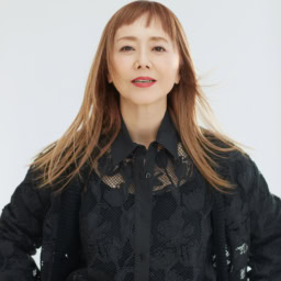 ブラウス¥127,600、カーディガン¥129,800 ／ともにエルマンノ フィレンツェ（ウールン商会）、ブレスレット¥39,600／リューク