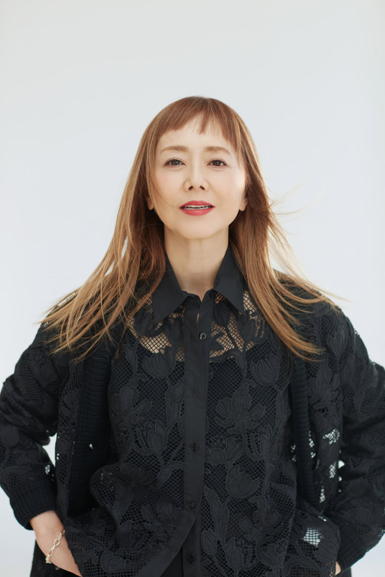 ブラウス¥127,600、カーディガン¥129,800 /ともにエルマンノ フィレンツェ(ウールン商会)、ブレスレット¥39,600/リューク