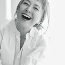 タキシードシャツ¥41,800、パンツ¥48,400／ともにリュンヌ（ラトリエ・エム）