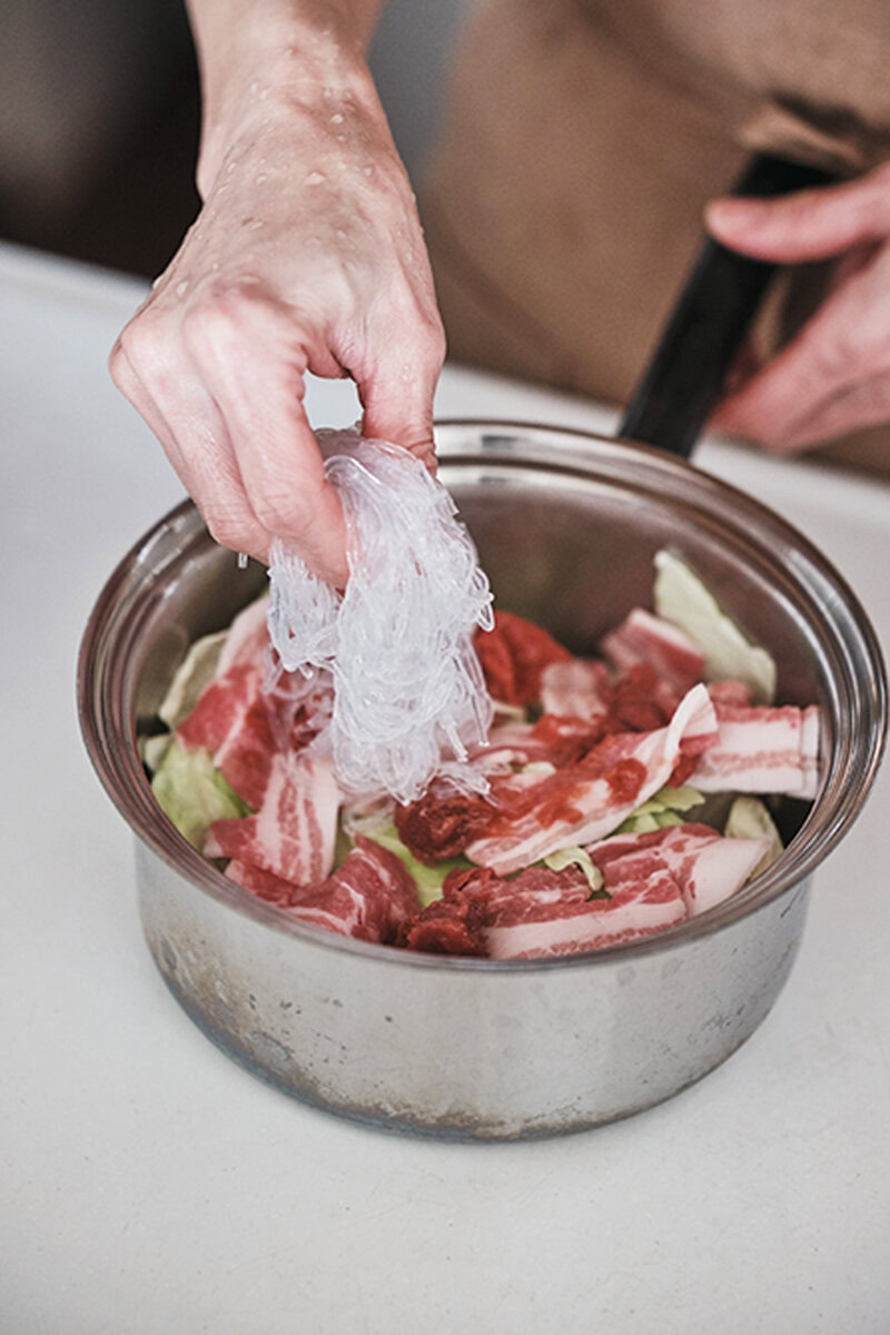 具材を重ねたら、味がボヤけないように少なめの水分で蒸し煮にして。火加減は弱火で焦げないように！