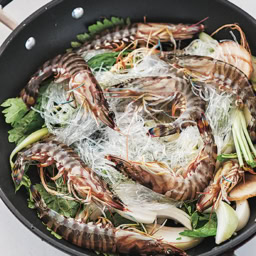 セロリやパクチーの香味と、えびの旨みを吸った春雨が美味