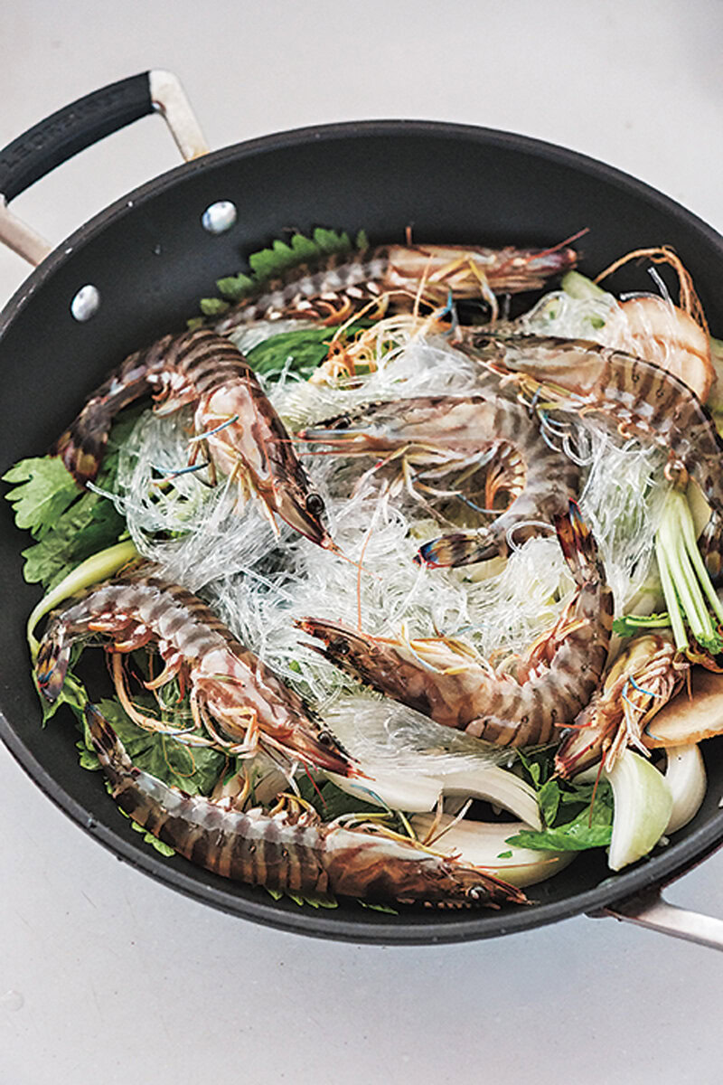 セロリやパクチーの香味と、えびの旨みを吸った春雨が美味