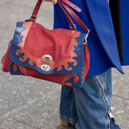 「ニットやコートの色にトーンを合わせて、『ザネラート』の遊び心のあるバッグをチョイス。デニムなどカジュアルなアイテムのときは、小物にクラス感のあるものを選ぶようにしています」