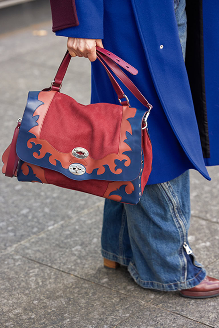 「ニットやコートの色にトーンを合わせて、『ザネラート』の遊び心のあるバッグをチョイス。デニムなどカジュアルなアイテムのときは、小物にクラス感のあるものを選ぶようにしています」